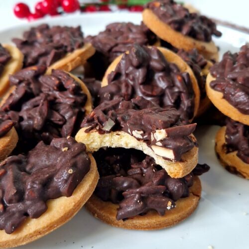 Mandel-Schoko-Taler, Mürbteigplätzchen mit gebrannten Mandeln und Schokolade, fructosearm, auf weißem Teller