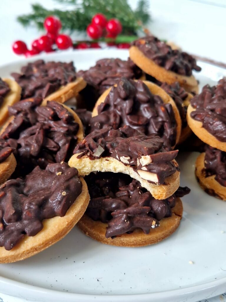 Mandel-Schoko-Taler, Mürbteigplätzchen mit gebrannten Mandeln und Schokolade, fructosearm, auf weißem Teller