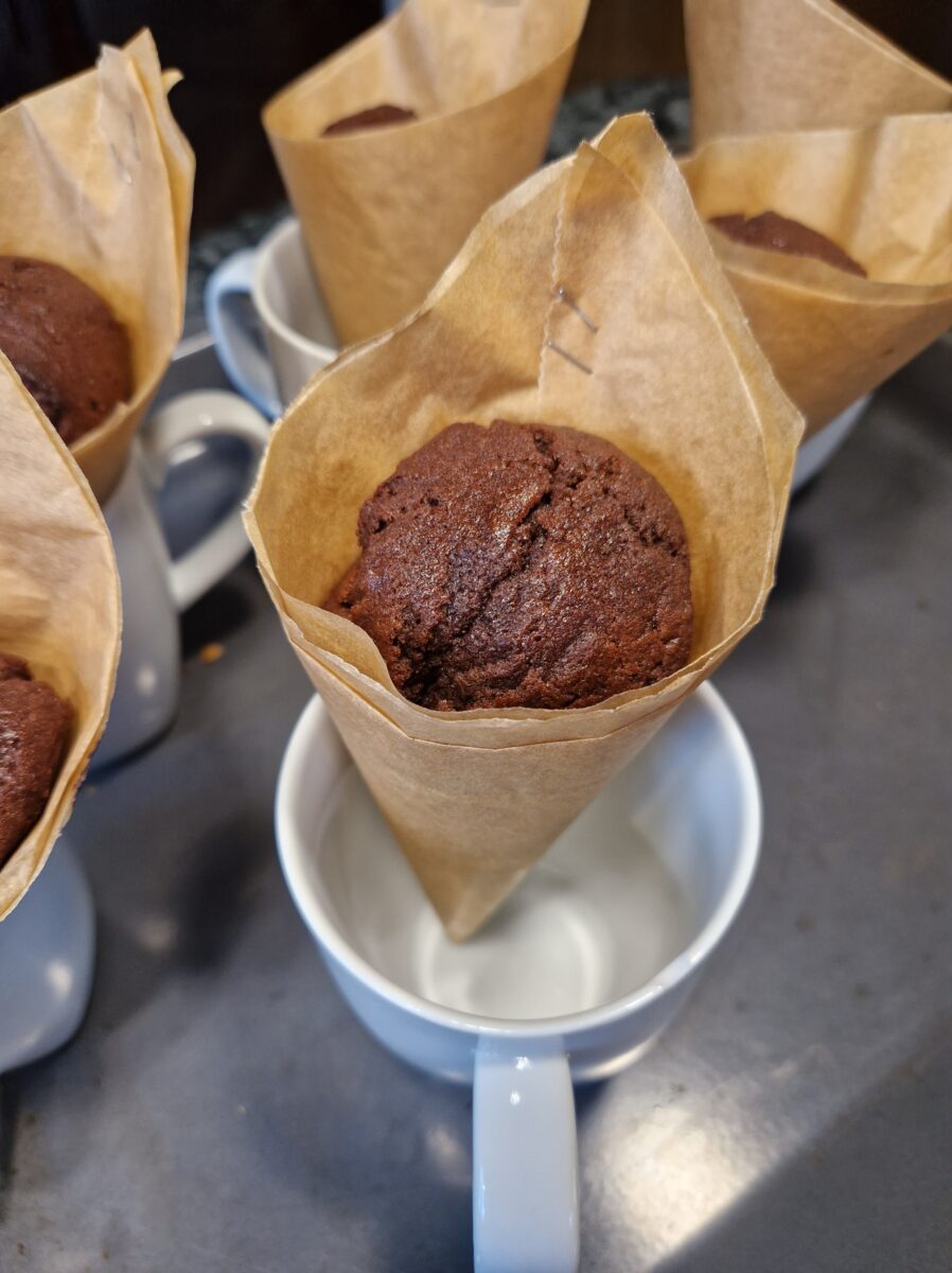 Schokoladeteig in selbst gedrehtem Tütchen in einem Becher zum Backen