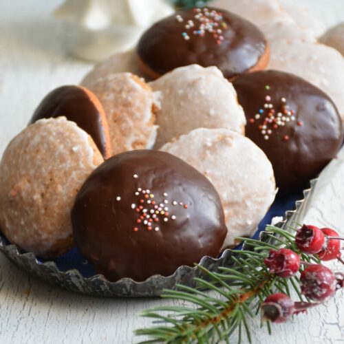 Fructosearmer, weicher Lebkuchen, mit Zitronenglasur und Schokoladeglasur in einer schwarzen Schale mit Weihnachtsdeko
