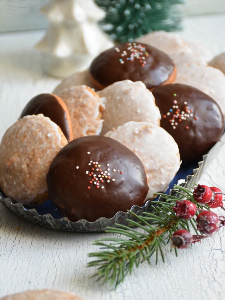 Fructosearmer, weicher Lebkuchen, mit Zitronenglasur und Schokoladeglasur in einer schwarzen Schale mit Weihnachtsdeko