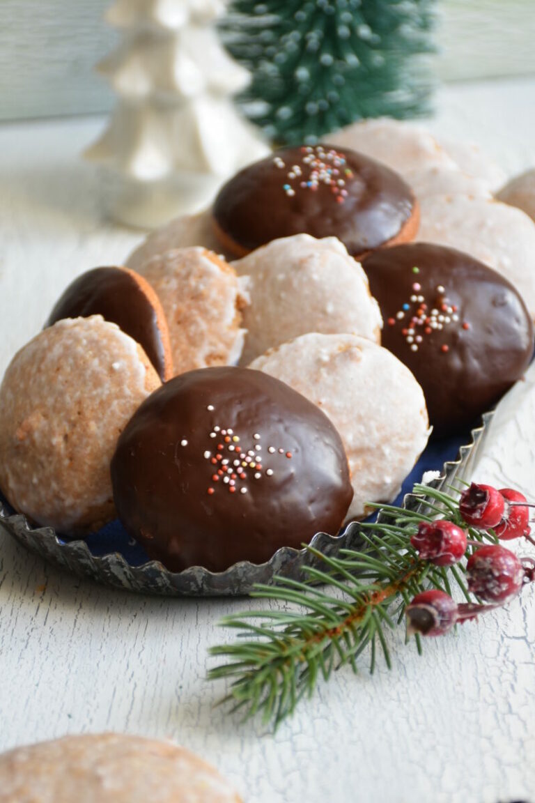 Fructosearmer, weicher Lebkuchen, mit Zitronenglasur und Schokoladeglasur in einer schwarzen Schale mit Weihnachtsdeko