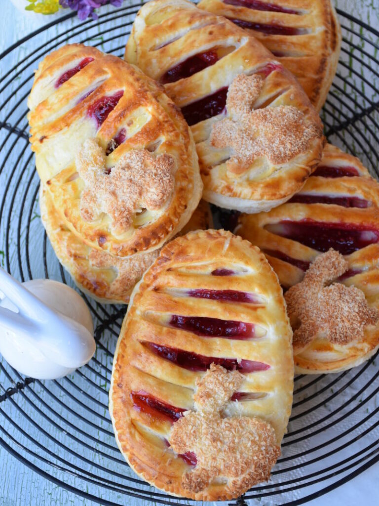 Blätterteig-Taschen-Topfen-Marmeladefuelle auf Gitterrost, Osterhase