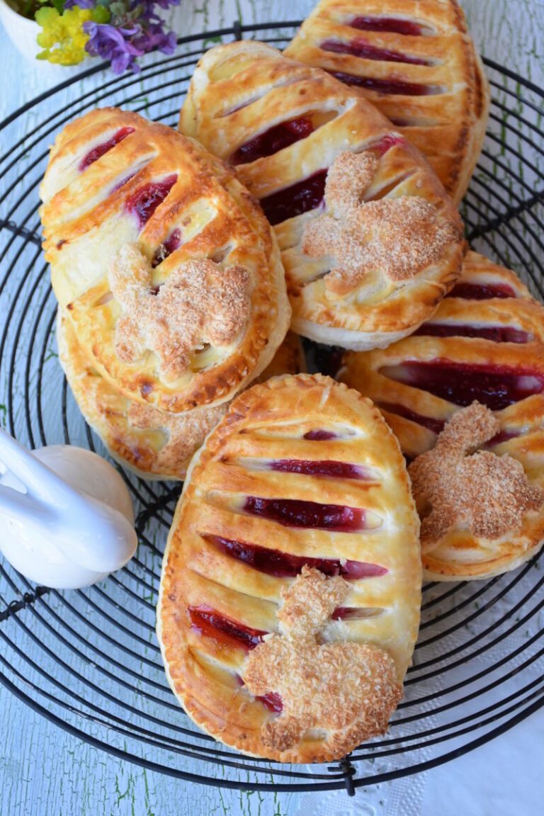 Blätterteig-Taschen-Topfen-Marmeladefuelle auf Gitterrost, Osterhase